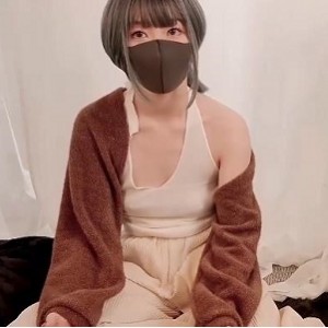 OnlyFans网红少女HongKongDoll玩偶姐姐：情侣扑克游戏视频大放送